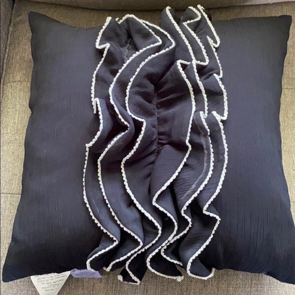 Black & White Accent Pillow like new!
